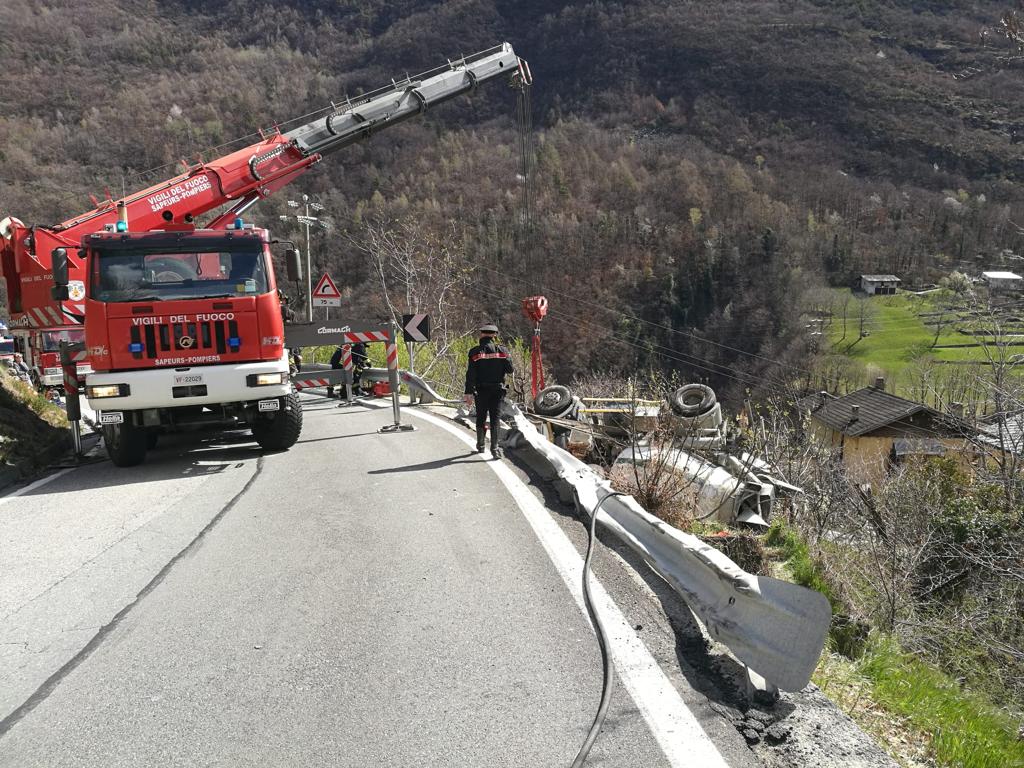 Betoniera fuori strada a Verrès: autista estratto dalle lamiere
