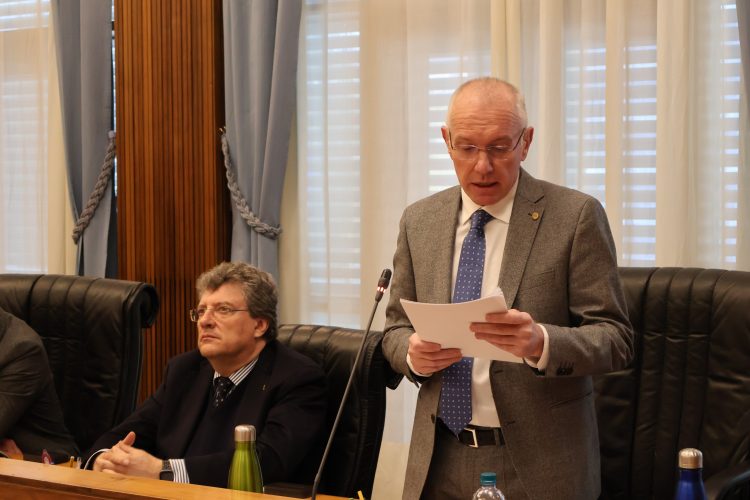 Testolin si scusa e chiede la fiducia per «evitare la paralisi»