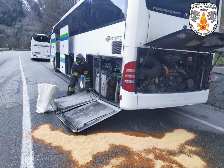 Principio di incendio su pullman, l’autista spegne le fiamme