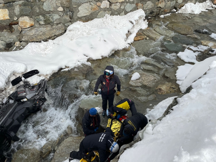 Cervinia, incidente in motoslitta: in 3 in rianimazione