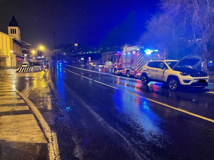 Furgone invade la corsia opposta sulla Statale 26 e colpisce una Jeep: conducente positivo all’alcol test