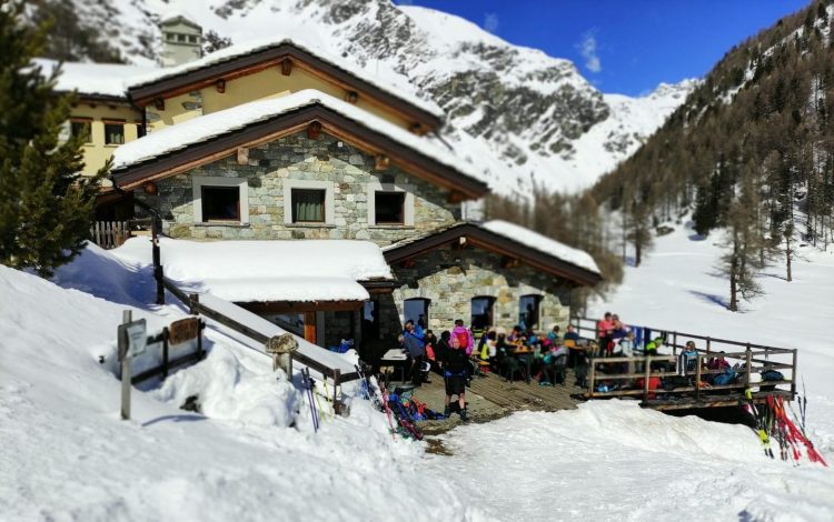 55enne colto da infarto al Rifiugio Magià: salvato grazie al defibrillatore