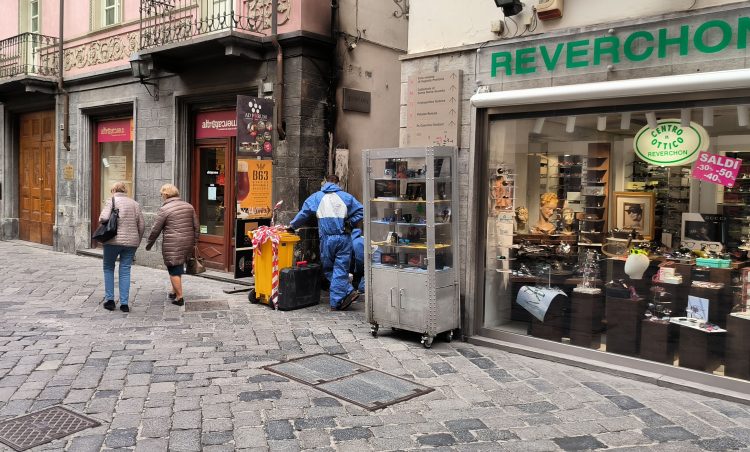 Rogo nella notte in centro ad Aosta: brucia un cassonetto, tecnici Deval al lavoro per ripristinare le linee