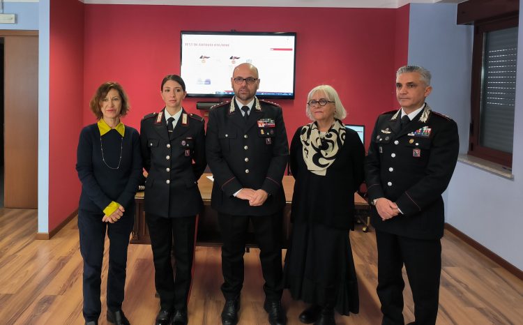 I Carabinieri di Aosta presentano il ViolenzaMetro: «Un aiuto per restare sempre attenti»