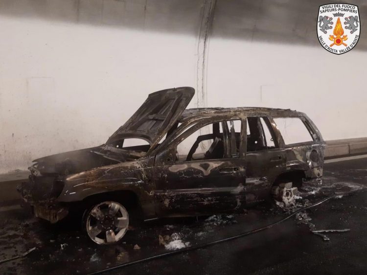 Courmayeur: auto alimentata a gas prende fuoco in autostrada nella galleria di Dolonne, illesi gli occupanti