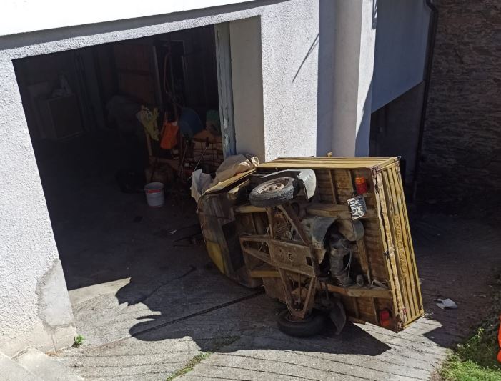 Introd: autocarro si ribalta, il conducente in Pronto soccorso dopo intervento squadra taglio