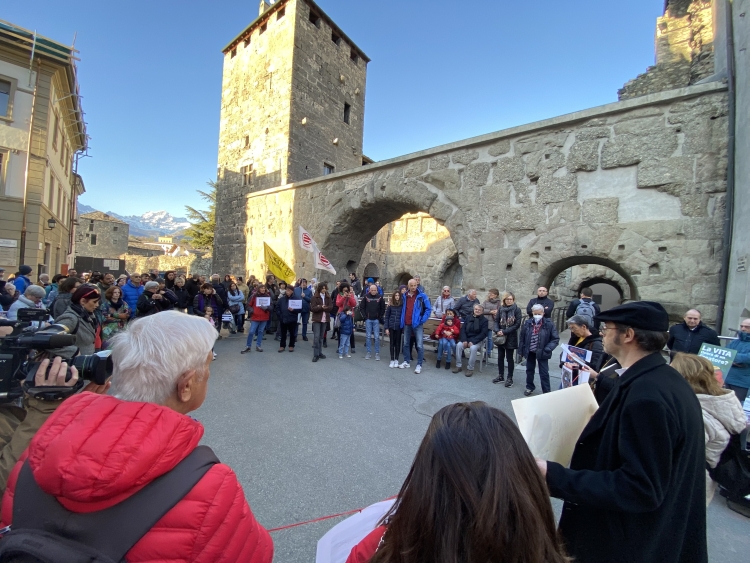 Tragedia di Cutro: «Basta morti nel Mediterraneo», un centinaio al flash mob alla Porta Prætoria