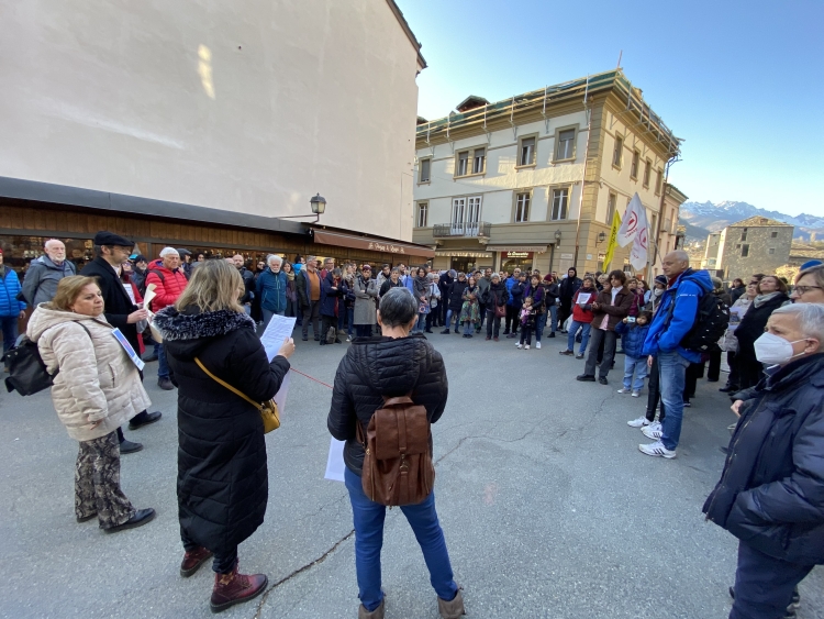 Tragedia di Cutro: «Basta morti nel Mediterraneo», un centinaio al flash mob alla Porta Prætoria