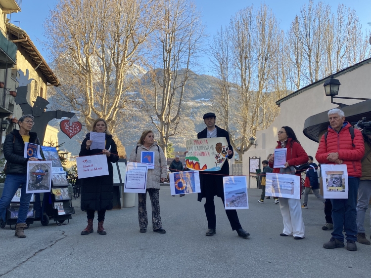 Tragedia di Cutro: «Basta morti nel Mediterraneo», un centinaio al flash mob alla Porta Prætoria Tragedia di Cutro: «Basta morti nel Mediterraneo», un centinaio al flash mob alla Porta Prætoria