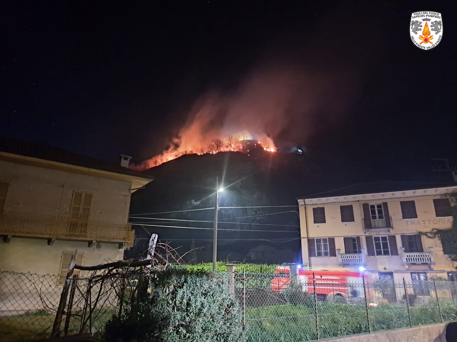 Forte vento: in fiamme la collina tra Carema e Pont-Saint-Martin (VIDEO) Forte vento: in fiamme la collina tra Carema e Pont-Saint-Martin (VIDEO)