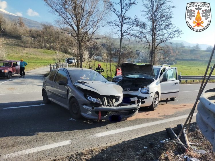 Verrayes: scontro tra auto, 3 feriti