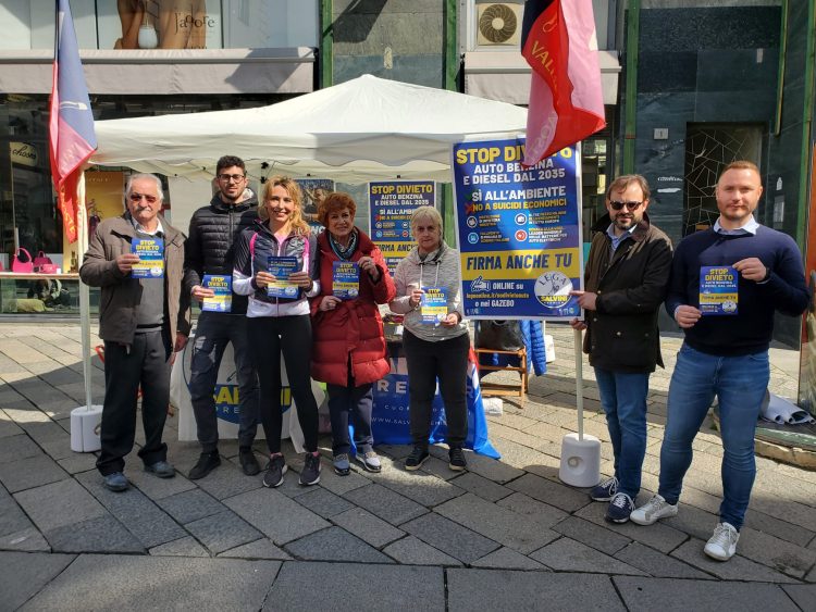La Lega raccoglie firme contro lo stop alle auto a benzina e diesel dal 2035