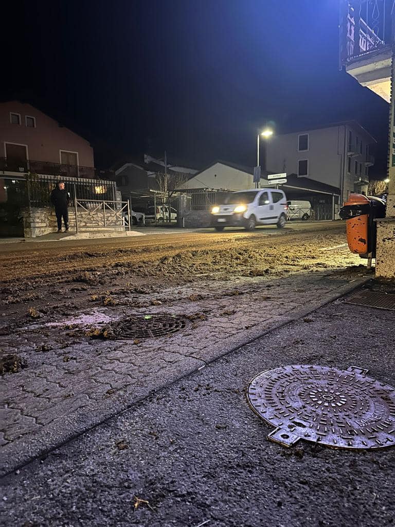 Arnad, sversamento di letame sulla Statale 26, proseguono oggi le operazioni di pulizia Arnad, sversamento di letame sulla Statale 26, proseguono oggi le operazioni di pulizia