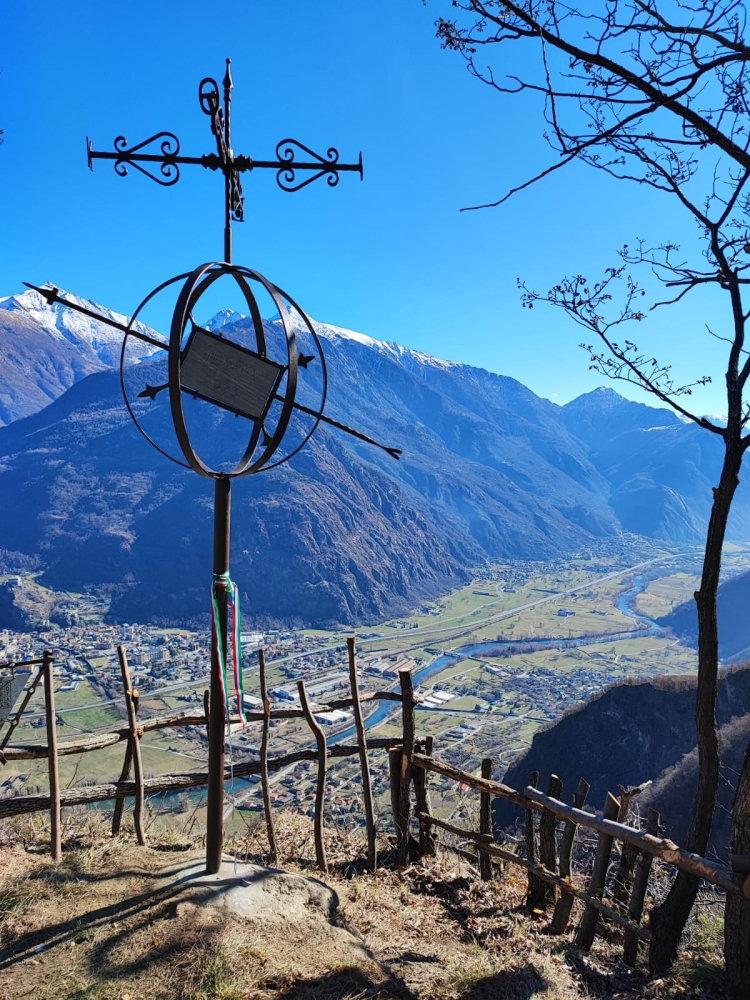 Issogne, 6 sentieri per scoprire le bellezze del territorio Issogne, 6 sentieri per scoprire le bellezze del territorio