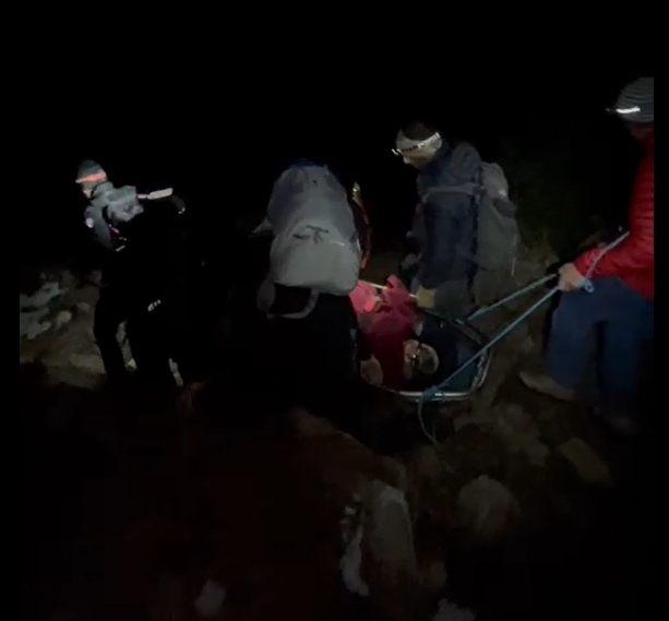 Escursionista ferita sulla via del rifugio Bertone, portata a valle in barella