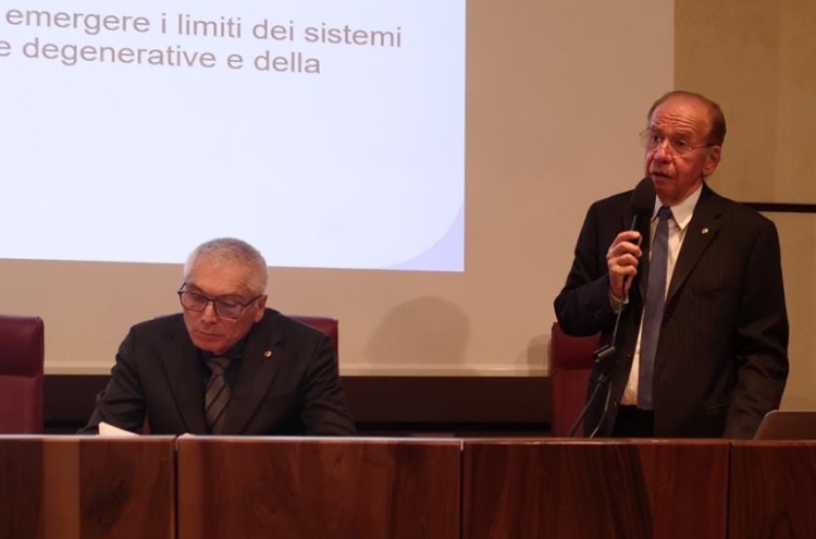 Assemblea medici: oltre 750 iscritti, soltanto 8 presenti. Delusione nel salone vuoto