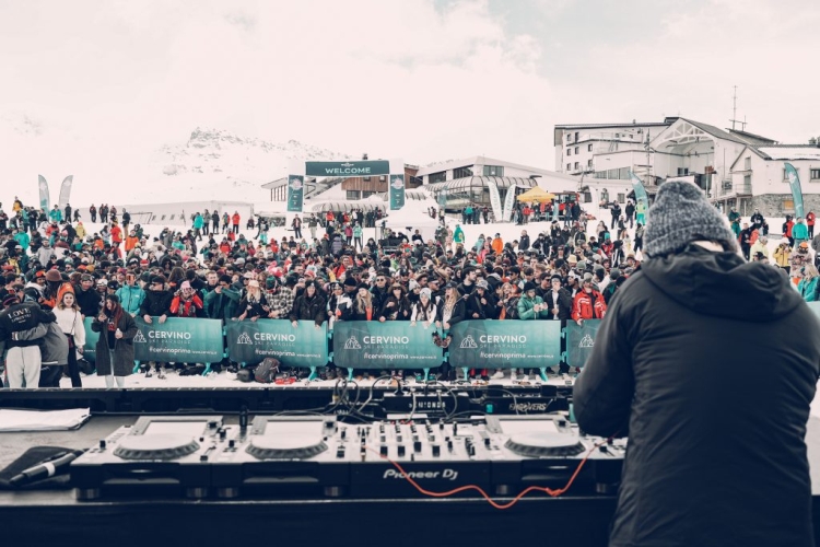 MTV Snowball: a Cervinia si scia in costume da bagno aspettando Gabry Ponte