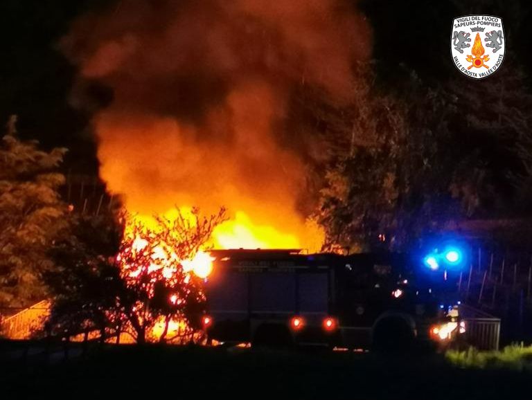 Gressan: incendio in paese, distrutto uno chalet