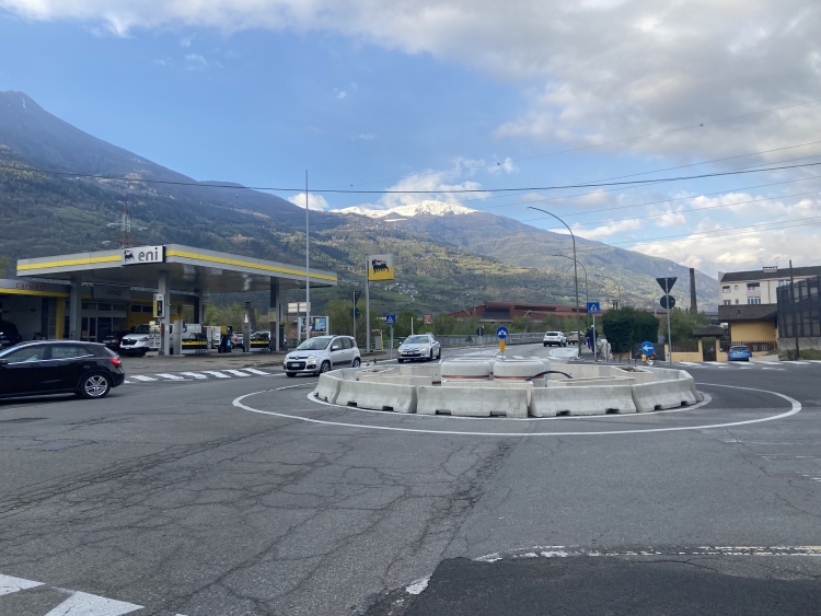 Aosta, in attesa del parcheggio, funziona la nuova rotatoria su via Monte Emilius