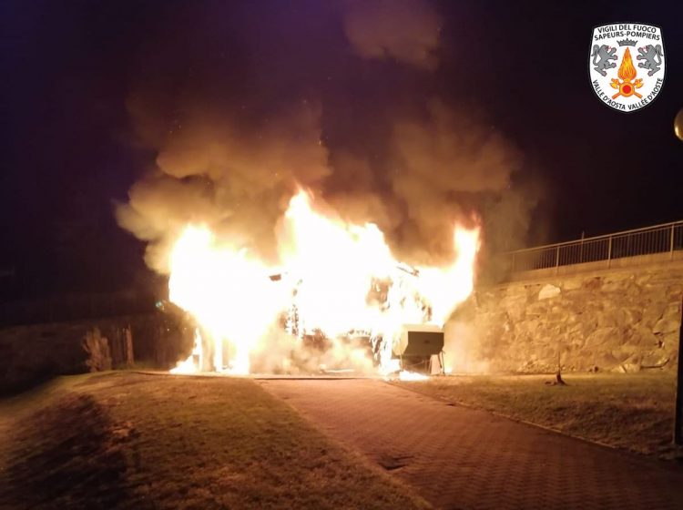 Gressan: incendio in paese, distrutto uno chalet