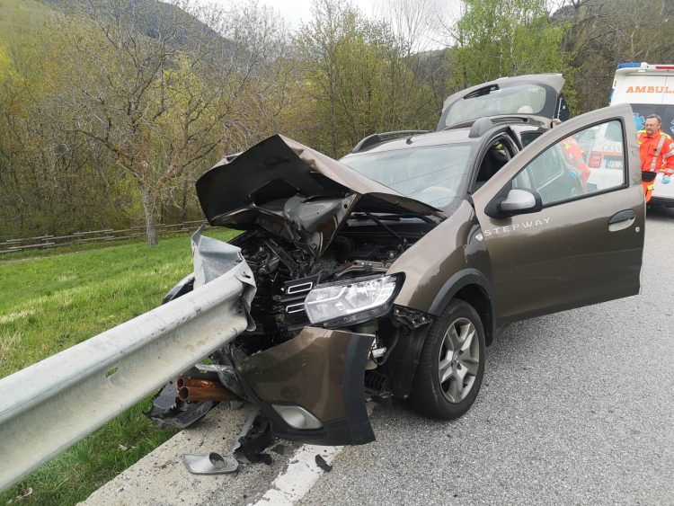 Introd: perde il controllo dell’auto e finisce contro il guard rail