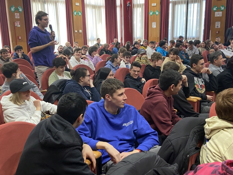 Don Ciotti ad Aosta: «ragazzi, fate la vostra parte, non siate mormoranti» Don Ciotti ad Aosta: «ragazzi, fate la vostra parte, non siate mormoranti»
