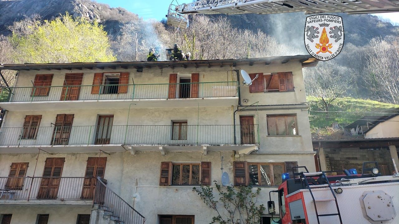 Pontboset: canna fumaria va a fuoco, sgomberato un edificio di 4 piani
