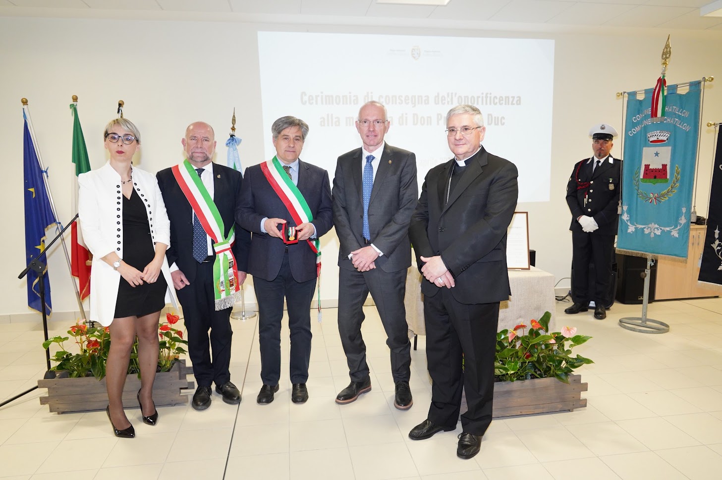 Medaglia d'oro al valore civile a don Prospero Duc, Testolin: «è un momento storico per la Valle d'Aosta» Medaglia d'oro al valore civile a don Prospero Duc, Testolin: «è un momento storico per la Valle d'Aosta»