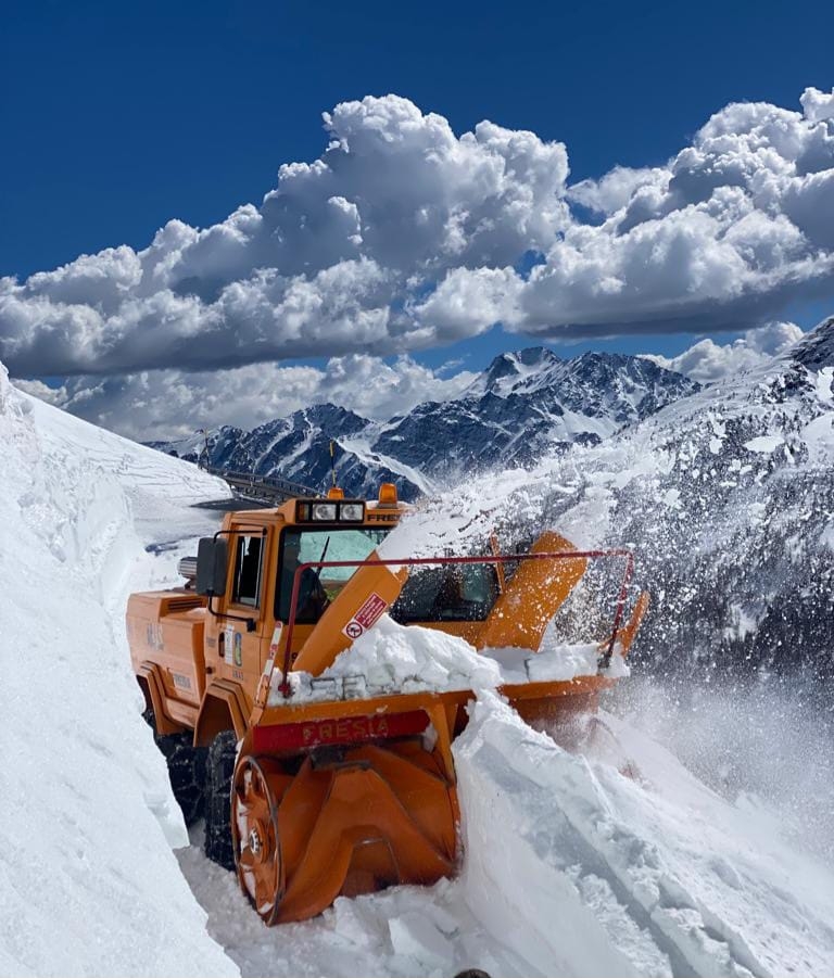 Gran San Bernardo fresa al lavoro per riaprire la strada del Colle (VIDEO) Gran San Bernardo fresa al lavoro per riaprire la strada del Colle (VIDEO)