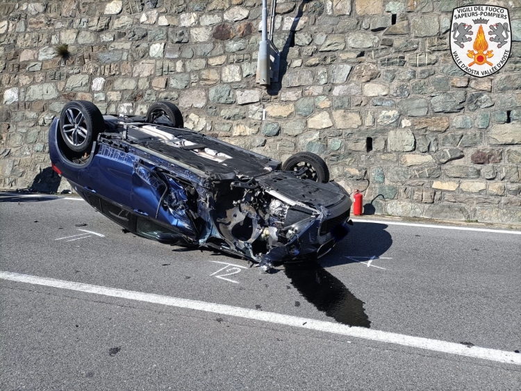 Scontro tra due auto a Châtillon: una si ribalta, i due conducenti in ospedale