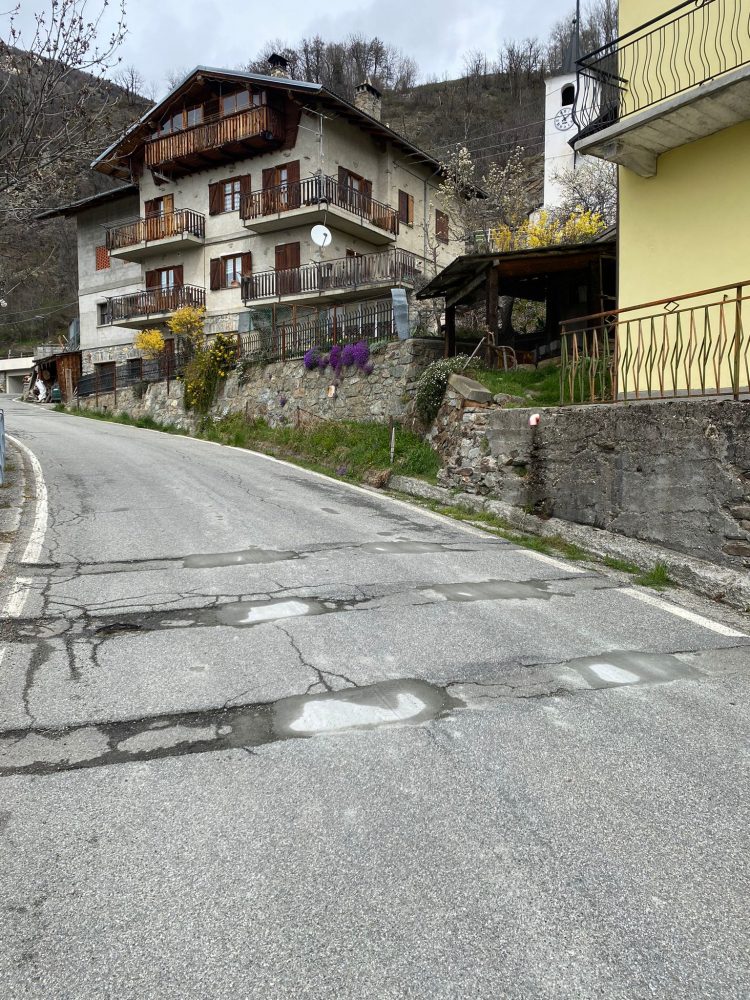 Quart: a Pasqua ignoti ricoprono con il cemento i rallentatori di velocità di Jeanceyaz