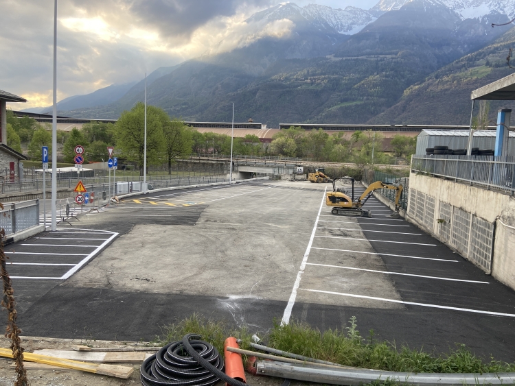 Aosta, in attesa del parcheggio, funziona la nuova rotatoria su via Monte Emilius