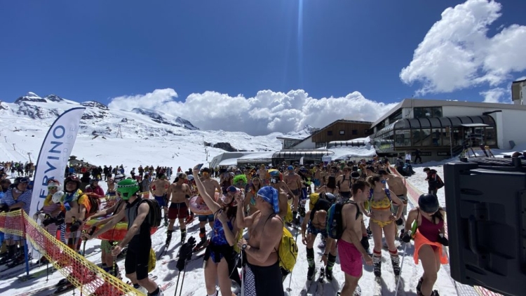 MTV Snowball: a Cervinia si scia in costume da bagno aspettando Gabry Ponte