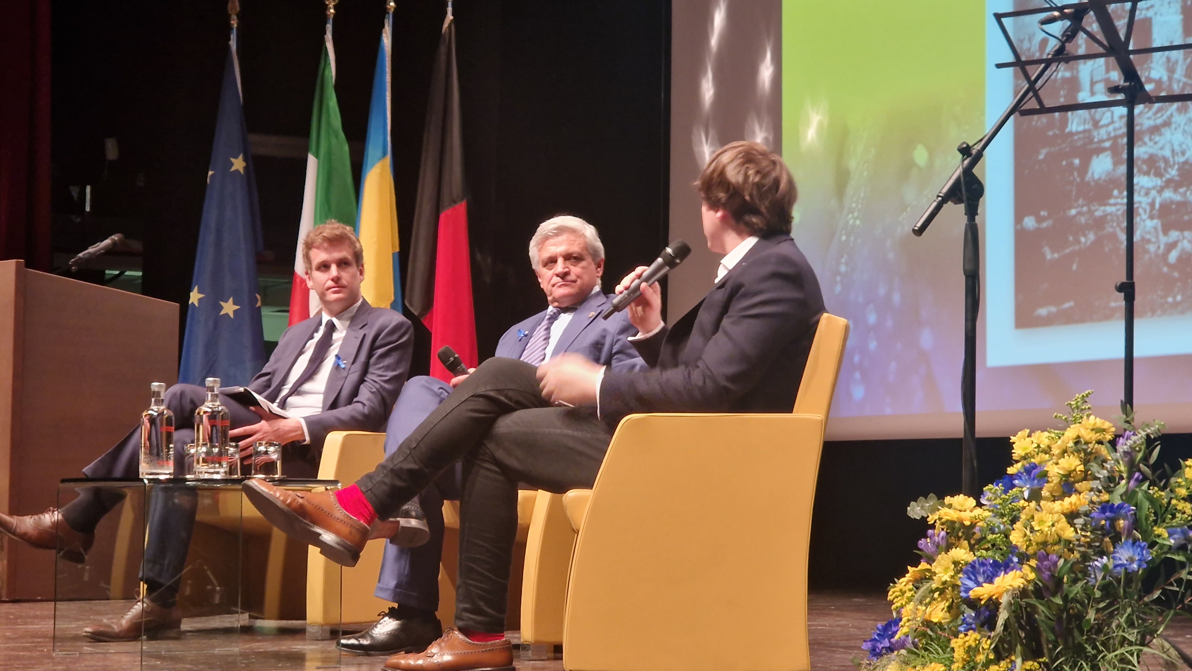 Festa dell'Europa e Guerra in Ucraina: «la Valle d'Aosta ci sarà nella ricostruzione» Festa dell'Europa e Guerra in Ucraina: «la Valle d'Aosta ci sarà nella ricostruzione»
