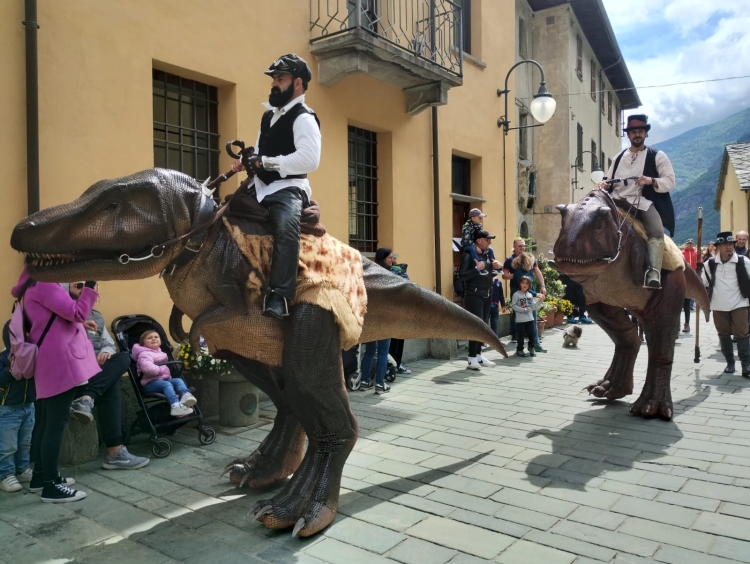 Bard: piacciono i draghi e i dinosauri a spasso nel borgo Bard: piacciono i draghi e i dinosauri a spasso nel borgo