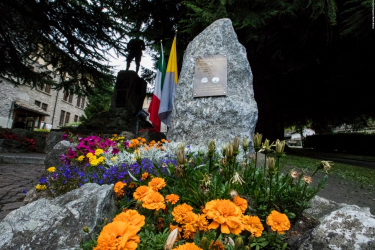 Courmayeur, vandali danneggiano la targa ricordo del ‘Giusto tra le Nazioni’ don Cirillo Perron
