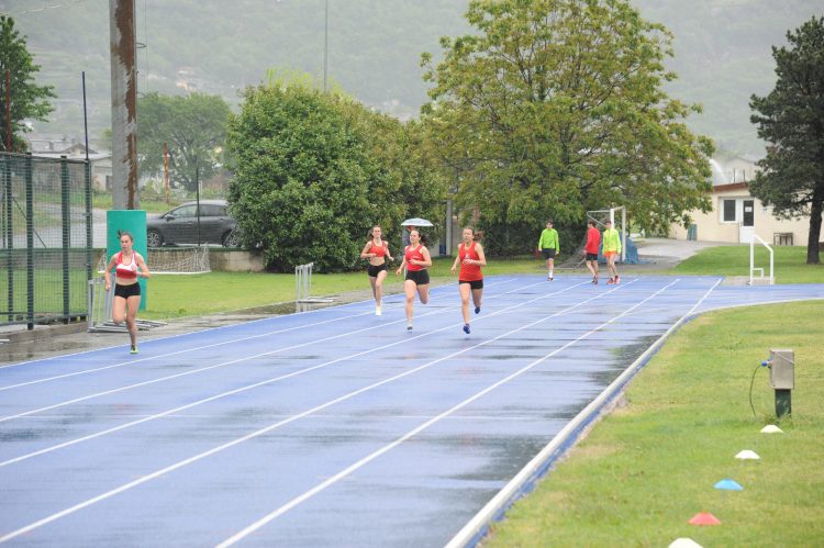 Atletica: la pioggia penalizza il Meeting Calvesi, canotte rosse protagoniste in casa