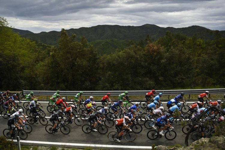 Giro d’Italia: il maltempo accorcia la tappa, niente passaggio in Valle d’Aosta