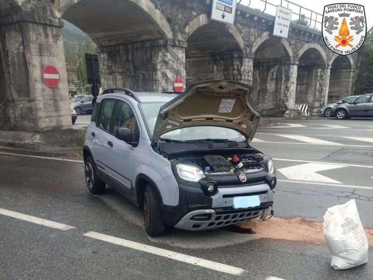 Aosta: incidente autonomo in via Chamolé, auto sbatte contro un cordolo