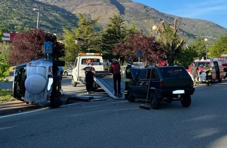 Quart: scontro tra 2 auto in località Amerique, un uomo finisce in pronto soccorso