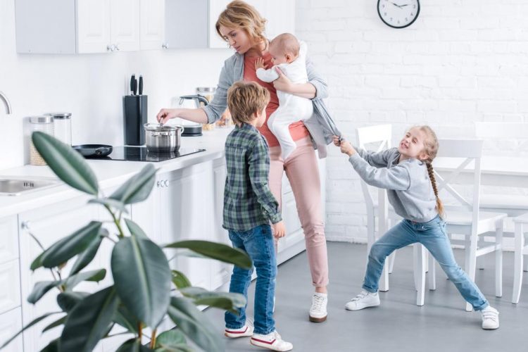 Mamme stanche: in soli 3 mesi, 23 si sono dimesse dal proprio lavoro