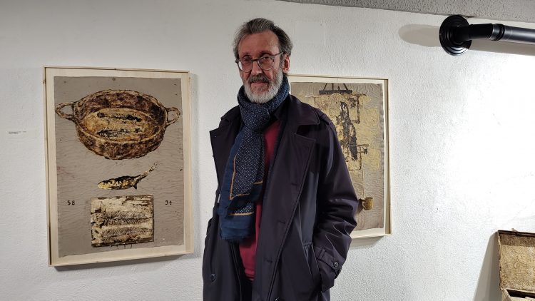 Marco Jaccond dà fuoco alla sua opera per il finissage della mostra Nostos