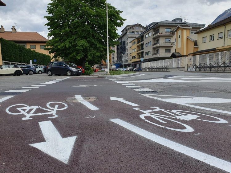 Piste ciclabili Aosta, allarme sicurezza: «non sono pronte, non usatele»
