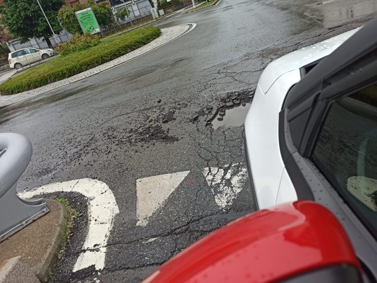 Aosta, asfalti disastrati: interventi al via da settembre, ma il boom dei costi riduce gli interventi
