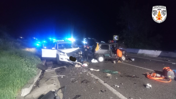 Sarre, scontro nella notte sulla statale: 6 persone finiscono in ospedale
