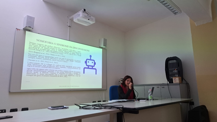 Generazione Zeta: tra solitudine, assenza di socialità e rifugio nei social