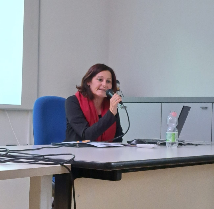 Generazione Zeta: tra solitudine, assenza di socialità e rifugio nei social Generazione Zeta: tra solitudine, assenza di socialità e rifugio nei social