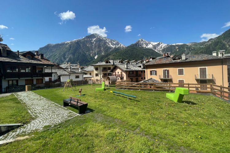 Courmayeur, nuova area giochi per i bimbi in via Marconi