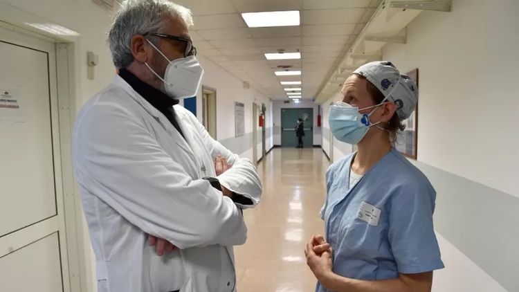 Stop ai tamponi pre ricovero in ospedale e pronto soccorso, ancora obbligatoria la mascherina