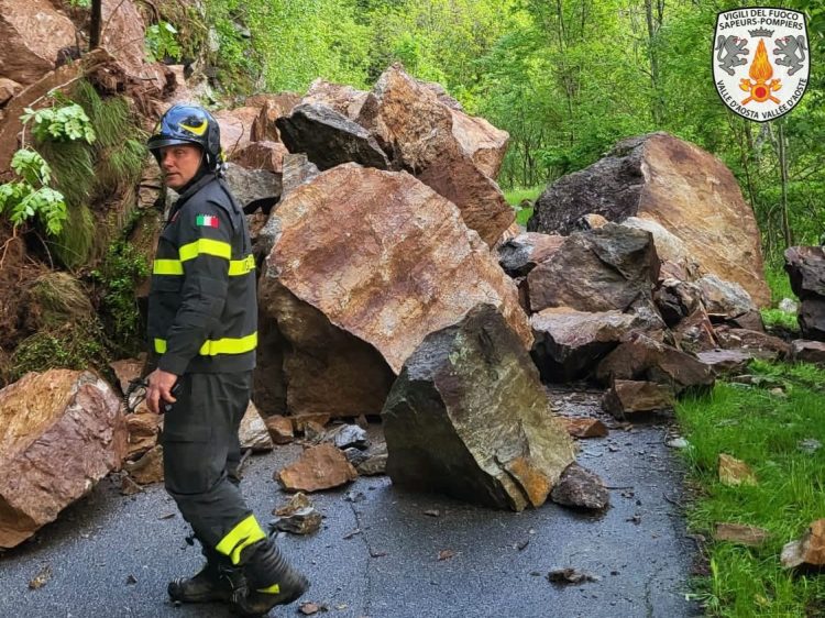 Perloz: una frana ha invaso la strada tra Tour d’Hereraz e Ivery, nessuno coinvolto